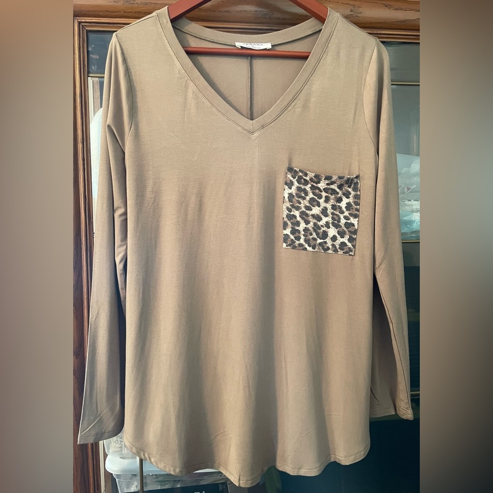 Zenana Women’s Size Large, Long Sleeve V-Neck Top. New In Package.